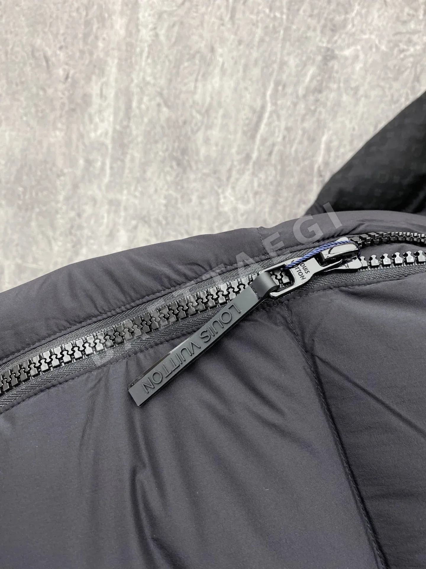 루이비통 컬러블록 모노그램 남성 다운 패딩 상세 이미지 8