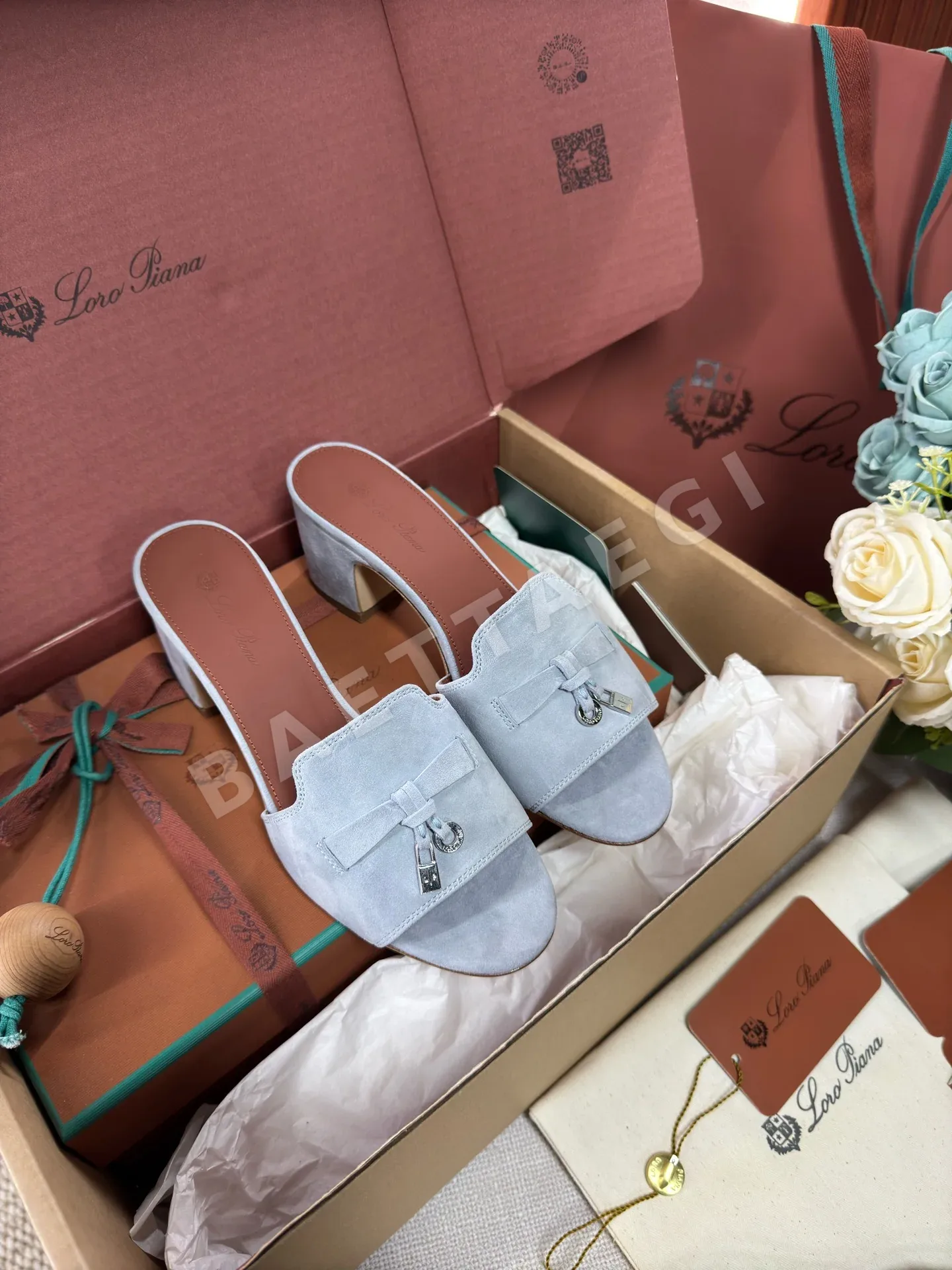 로로피아나 스웨이드 힐 샌들 93076