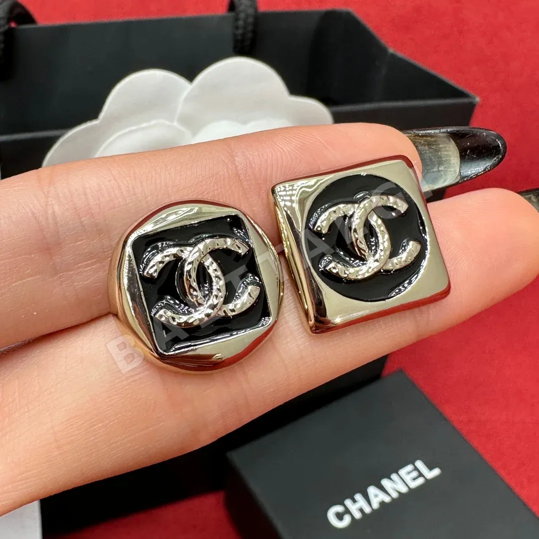 샤넬 블랙 골드 더블 C 에나멜 스터드 귀걸이 178270