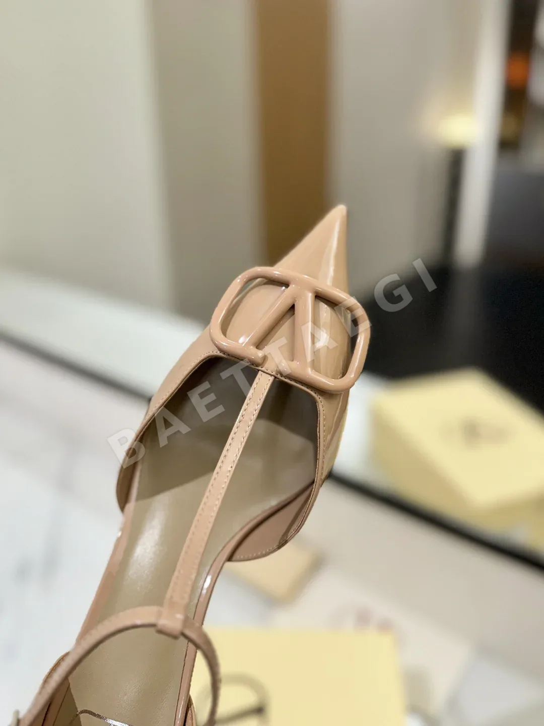 발렌티노 V로고 라인스톤 버클 샌들 상세 이미지 7
