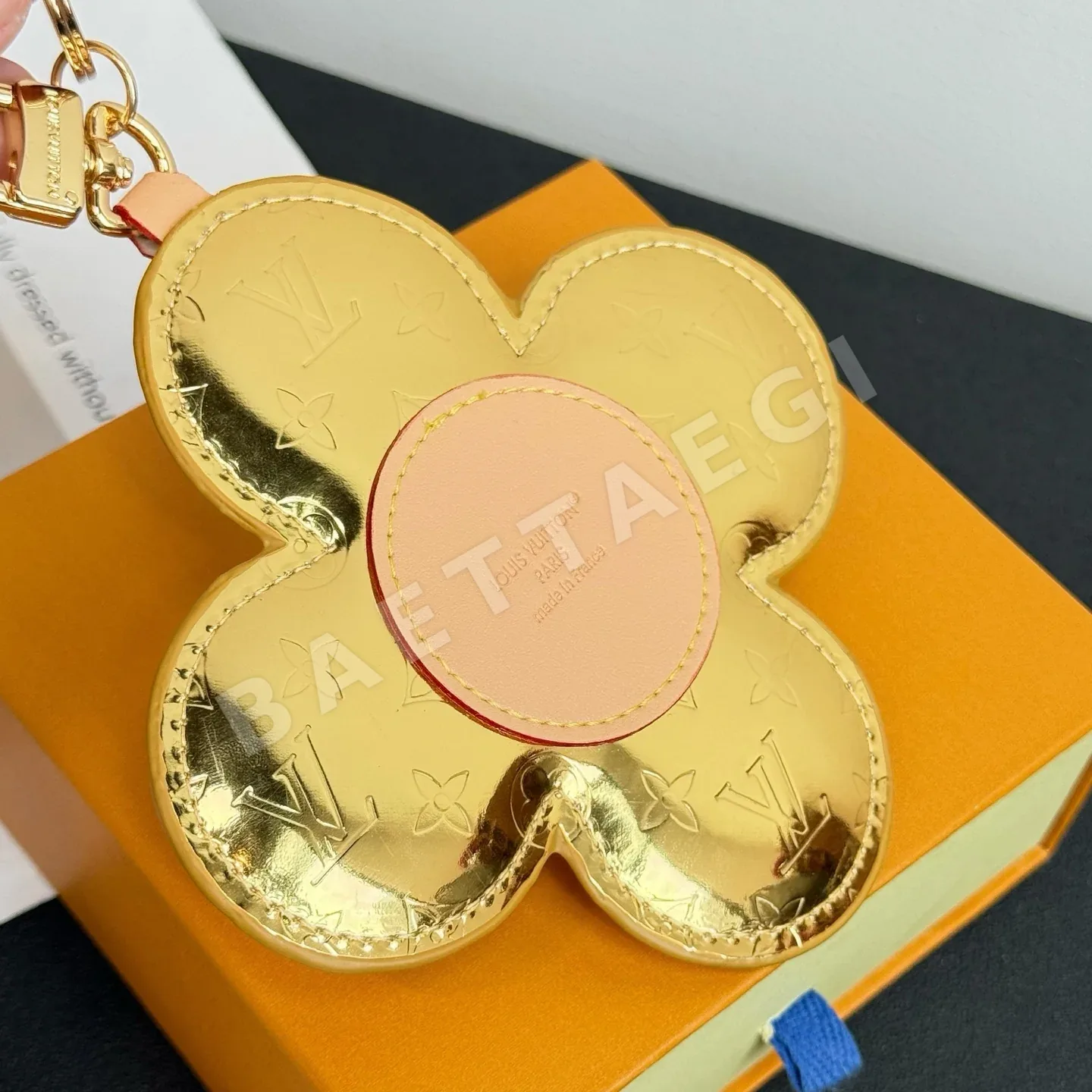 루이비통 비비안 해바라기 모노그램 미러 키링 상세 이미지 8