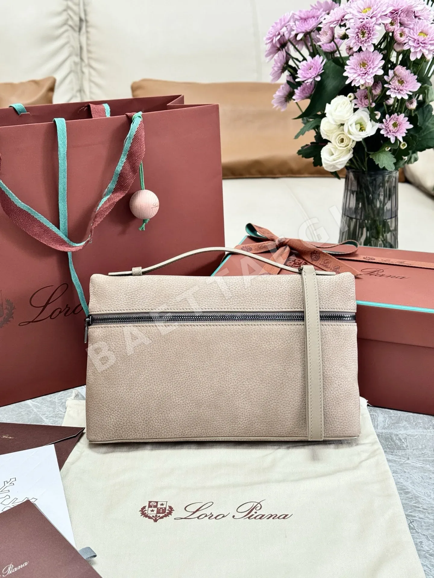 로로피아나 그레인 가죽 클러치백 133882