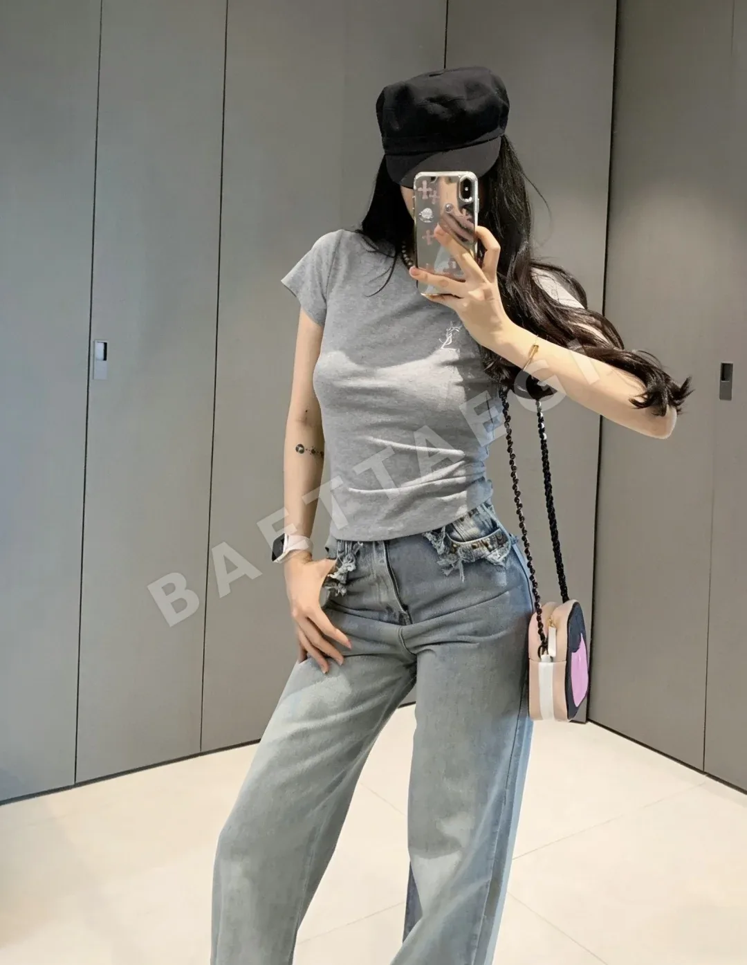 생로랑 자수 로고 여성 반팔 티셔츠 상세 이미지 8