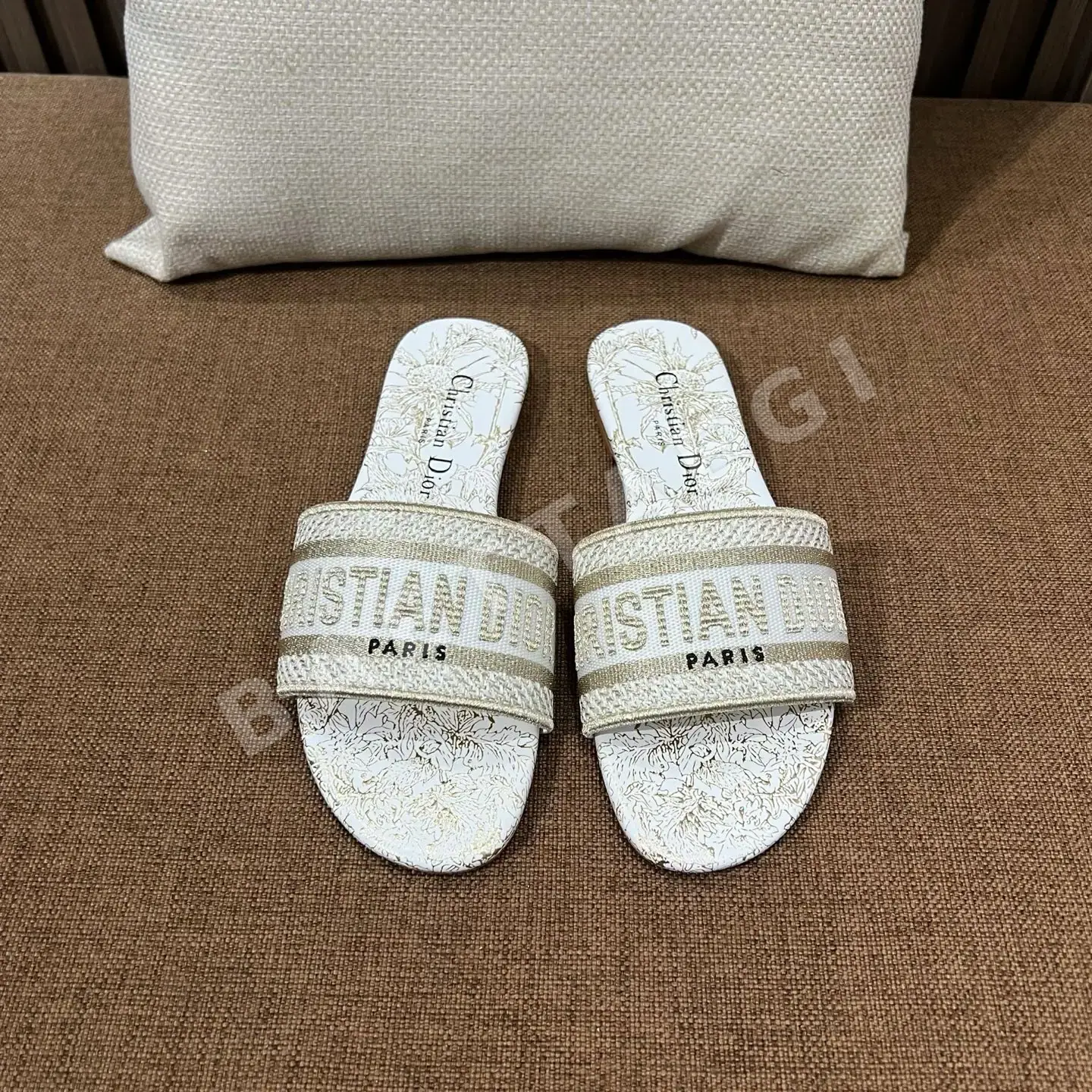 디올 자수 캔버스 샌들 상세 이미지 3