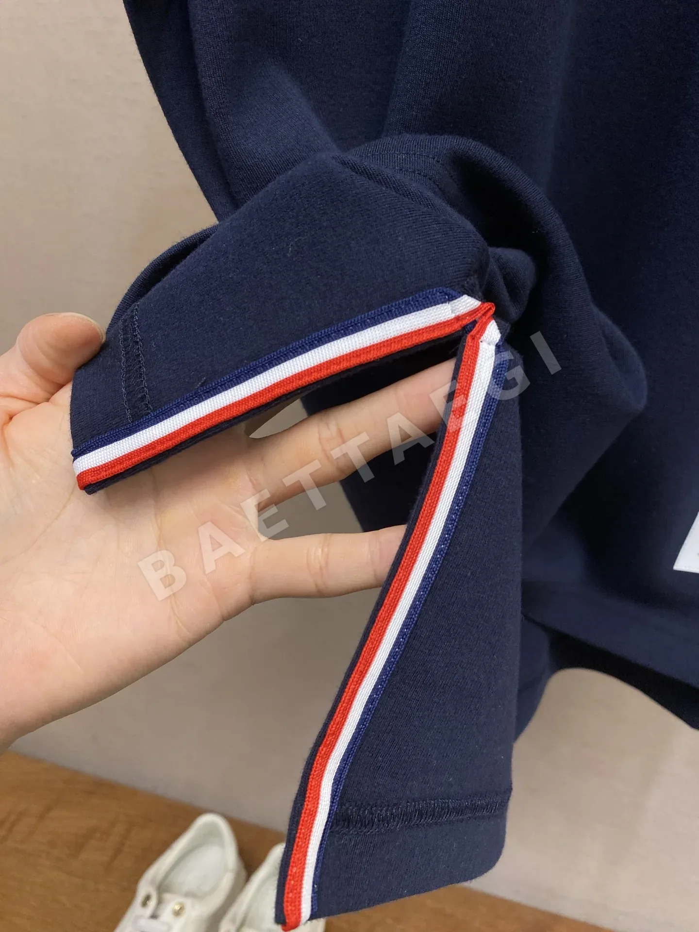 톰브라운 네이비 스트라이프 코튼 반팔 티셔츠 상세 이미지 7
