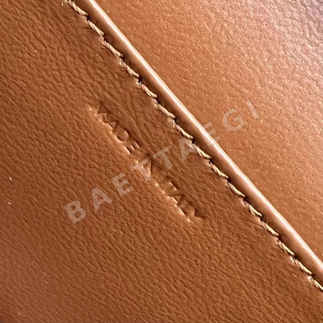 셀린느 엠보싱 체인 카드홀더 가방 상세 이미지 9