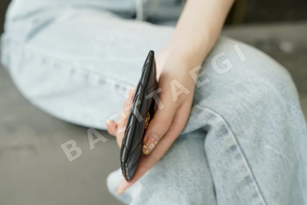 샤넬 클래식 다이아몬드 퀼팅 카드 지갑 상세 이미지 5