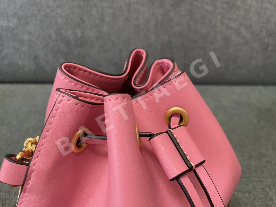 발렌티노 미니 램스킨 버킷백 상세 이미지 5