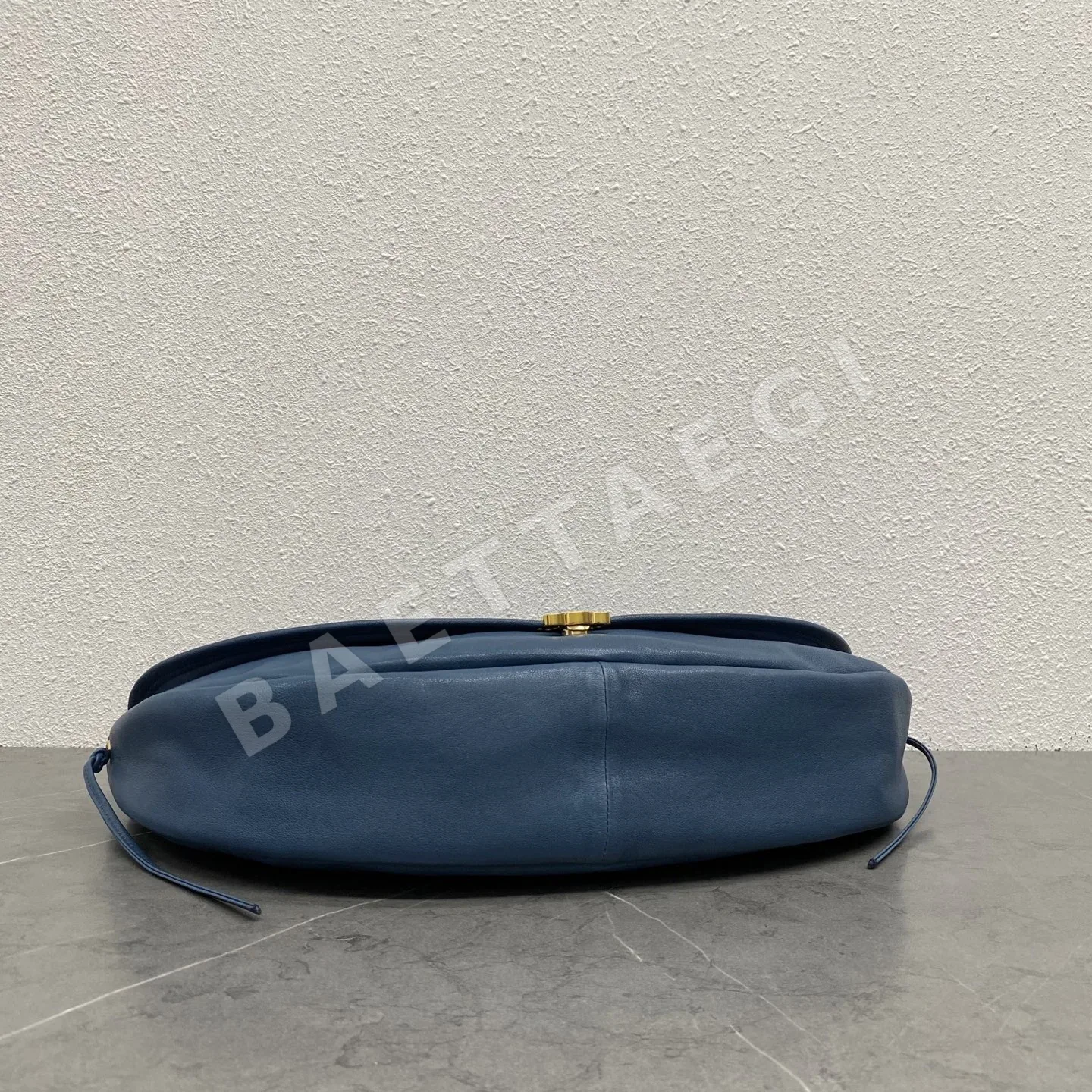셀린느 CE 하프문 램스킨 가방 상세 이미지 3