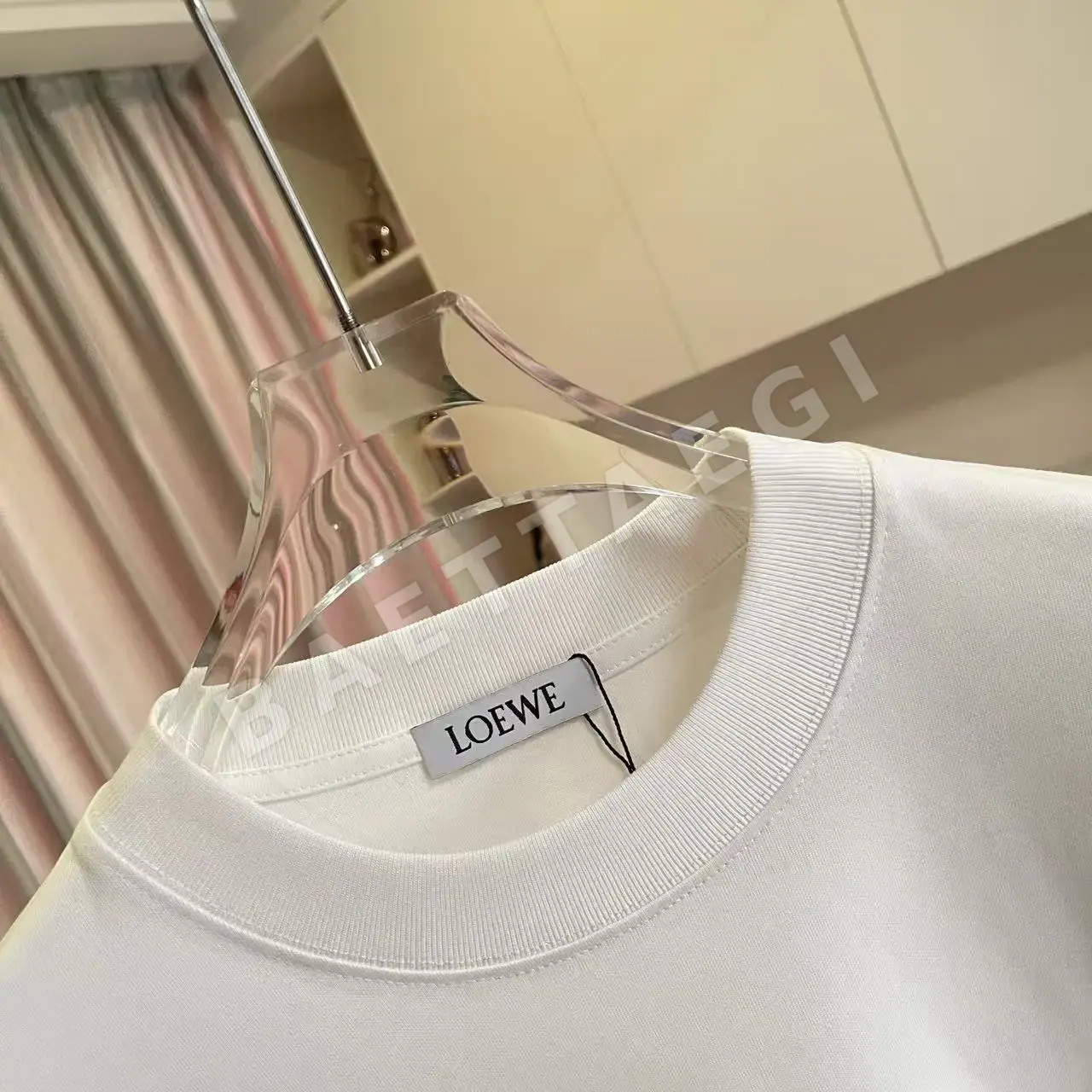 로에베 3D 실리콘 레터 로고 남여공용 반팔 티셔츠 상세 이미지 4