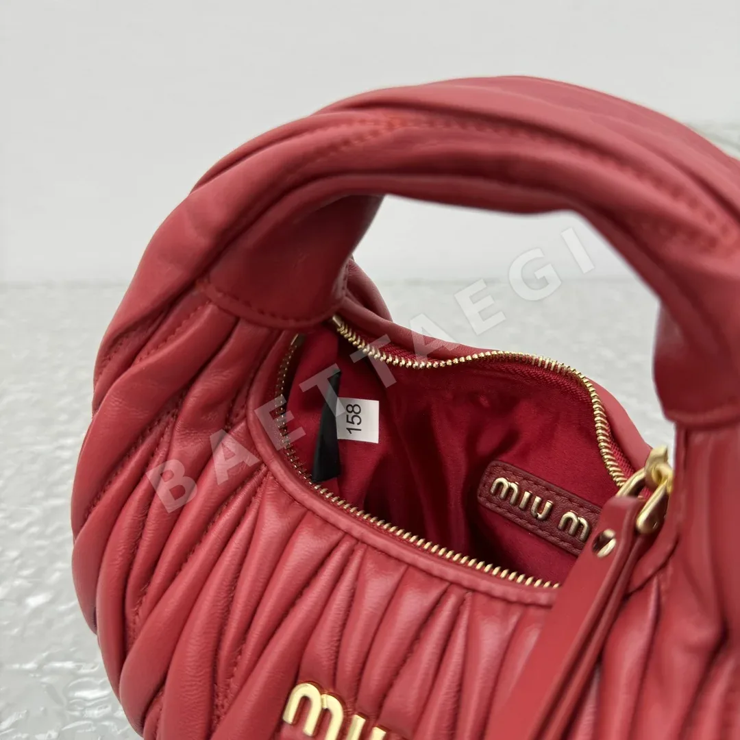 미우미우 램스킨 미니 호보백 상세 이미지 8