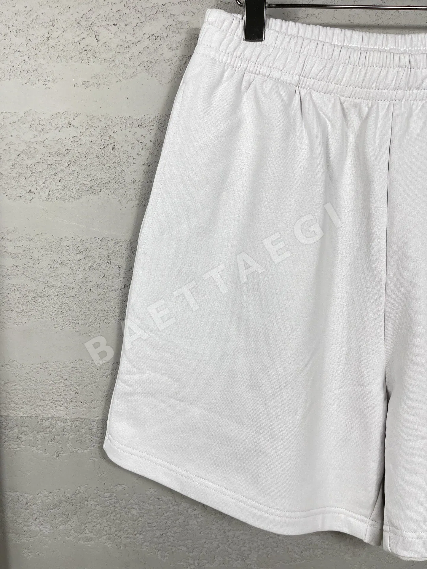 발렌시아가 웨이브 로고 자수 릴렉스핏 남성 반바지 상세 이미지 9
