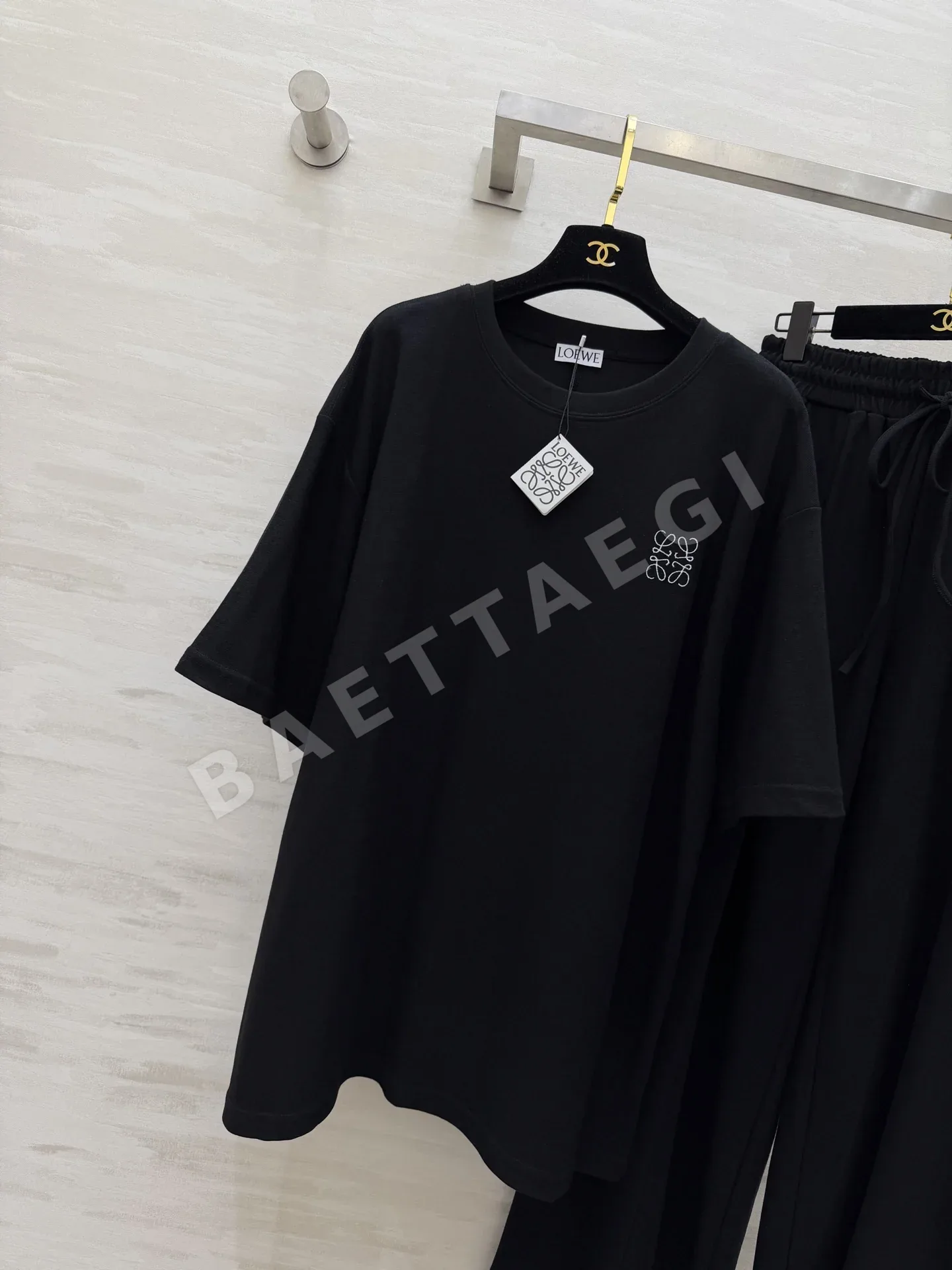 로에베 루즈핏 티셔츠 와이드 팬츠 세트 상세 이미지 2