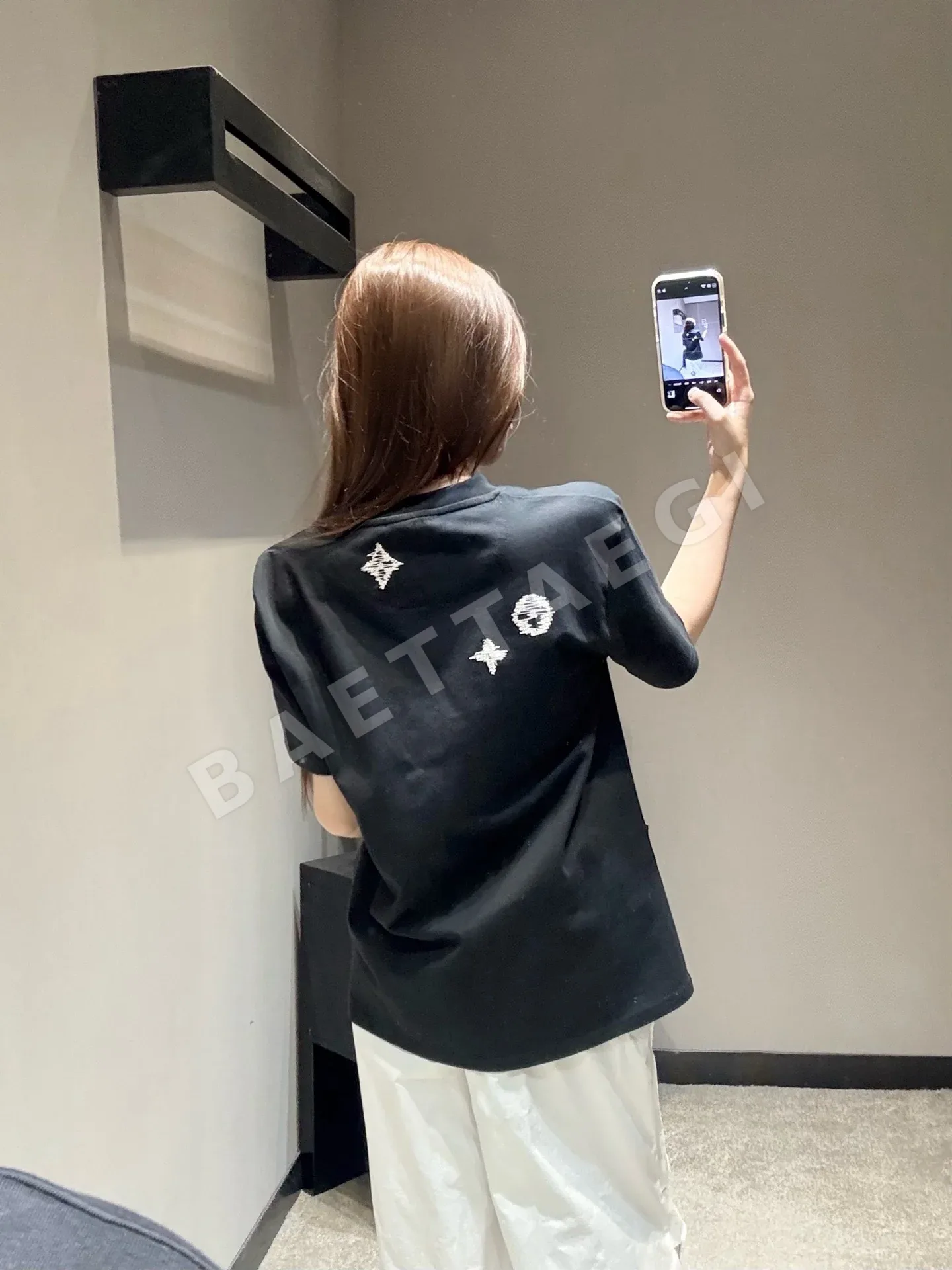 루이비통 헤비 자수 모노그램 여성 반팔 티셔츠 상세 이미지 3