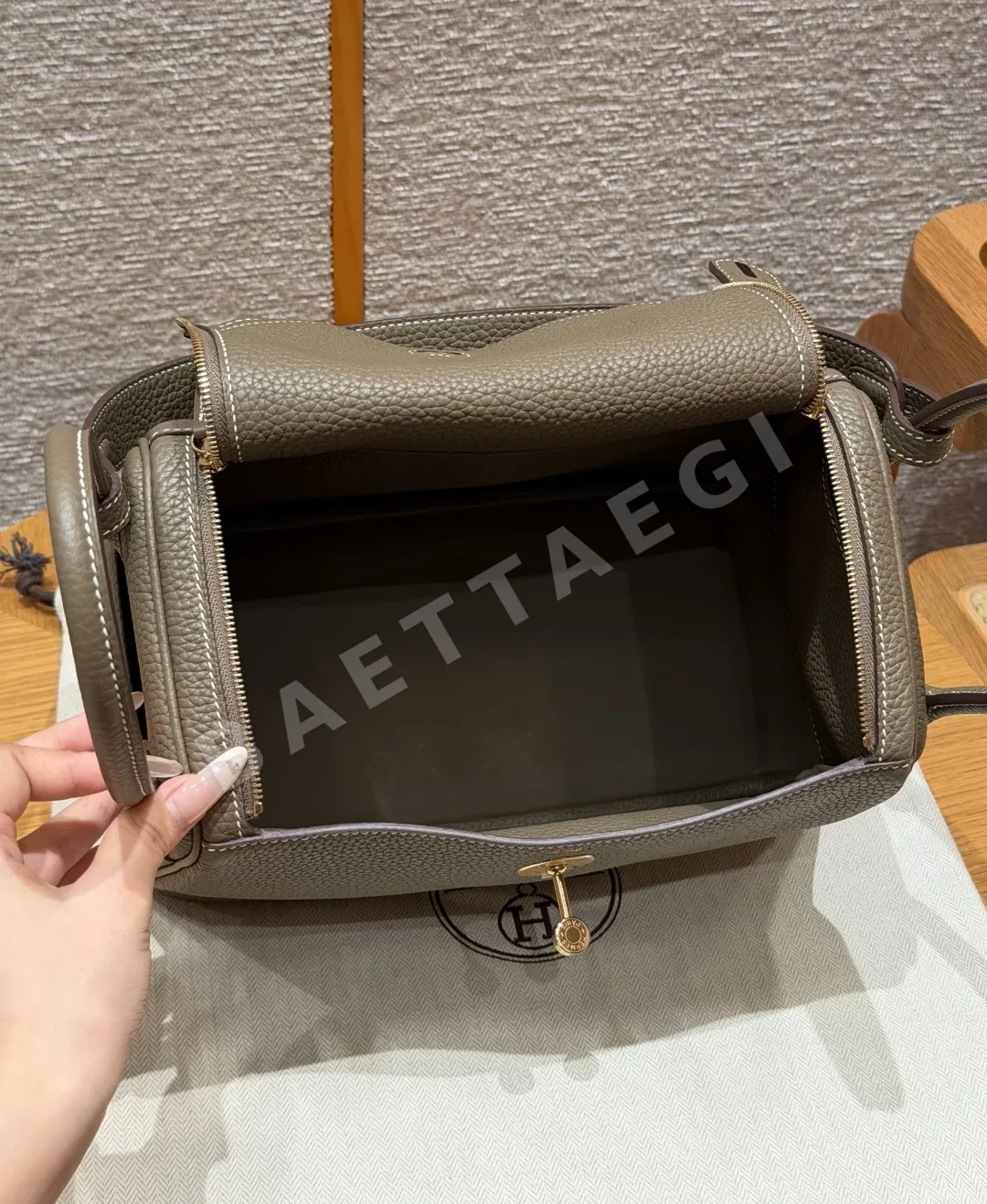 에르메스 린디 26 가죽 지갑 상세 이미지 6