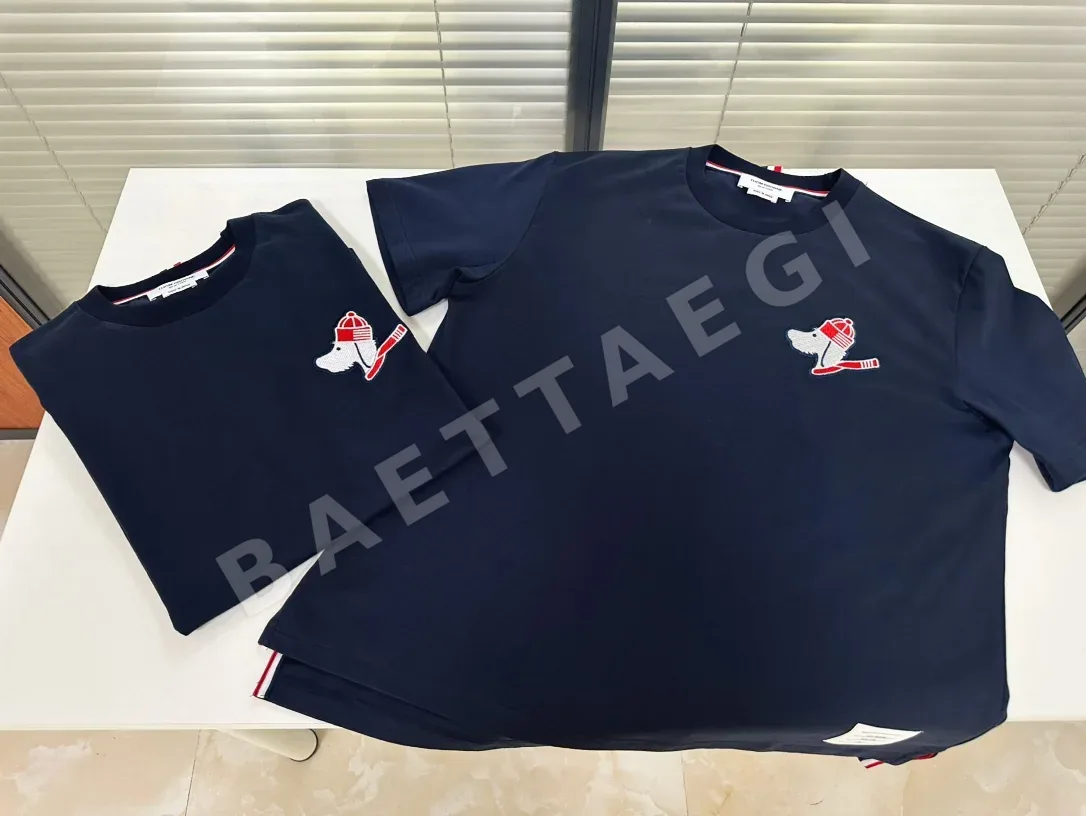 톰브라운 TB 자수 스키 도그 남여공용 반팔 티셔츠 상세 이미지 8