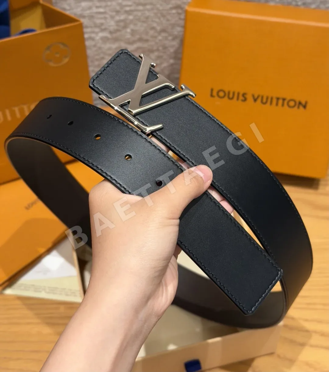 루이비통 LV 이니셜 리버시블 소가죽 벨트 상세 이미지 8