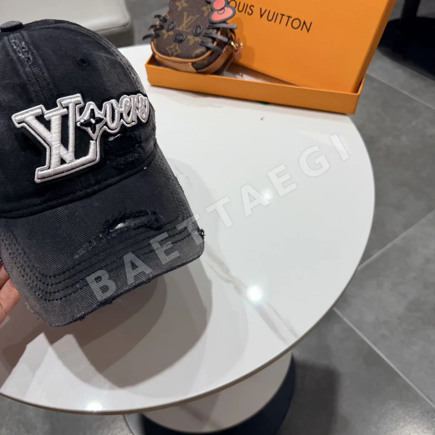 루이비통 LV 손상 가공 베이스볼캡 상세 이미지 6
