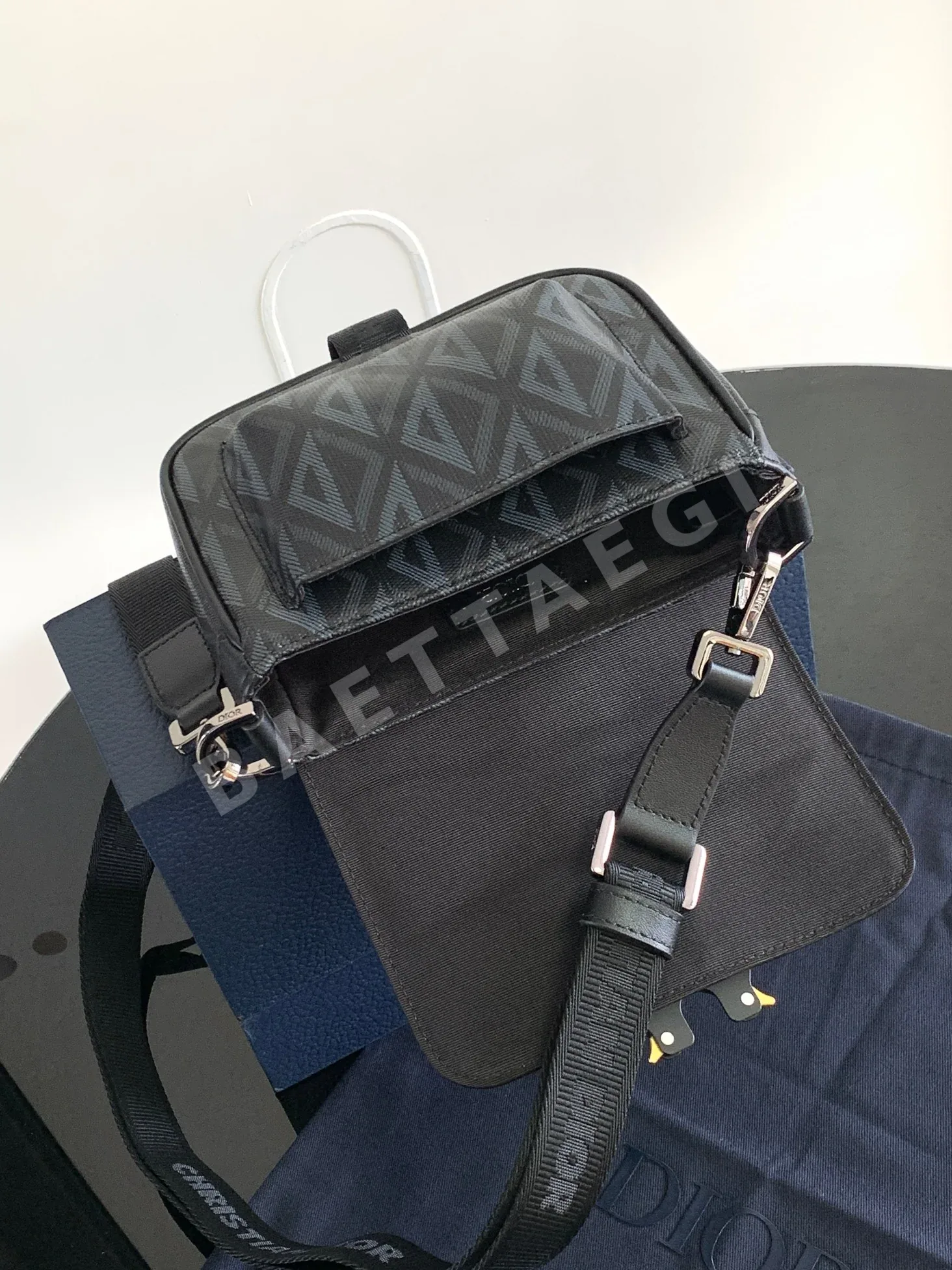 디올 히트 더 로드 미니 메신저 가방 상세 이미지 7