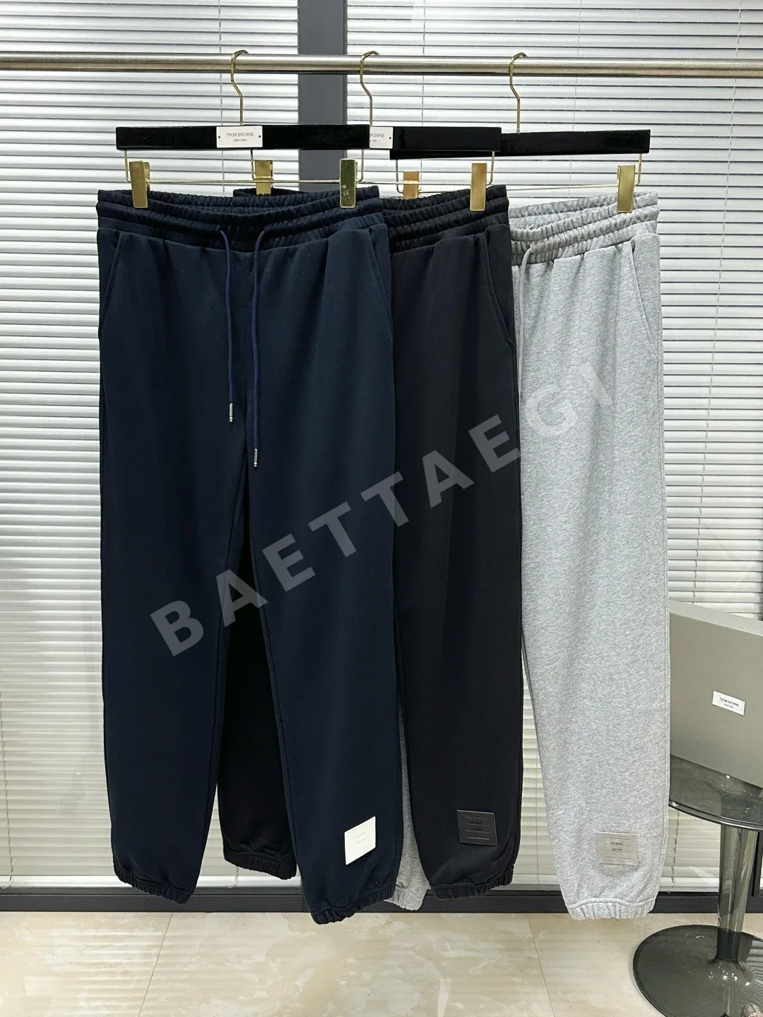 톰브라운 가죽 라벨 스웨트팬츠 남성 바지 상세 이미지 2